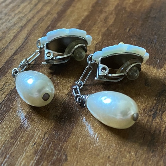 🆂🅾🅻🅳 Auth Vintage Chanel Camellia Earrings - Picture 13 of 13